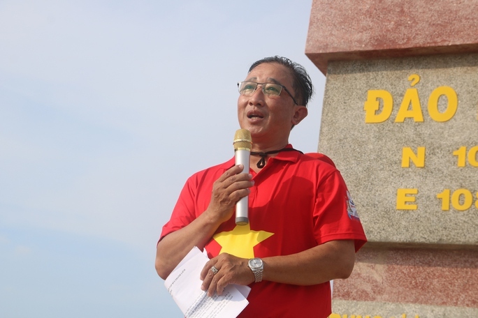 superdong hoan nghênh đoàn công tác báo người lao động đến đảo phú qúy trao tặng cờ tổ quốc