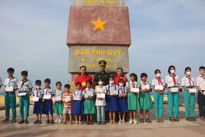 superdong hoan nghênh đoàn công tác báo người lao động đến đảo phú qúy trao tặng cờ tổ quốc